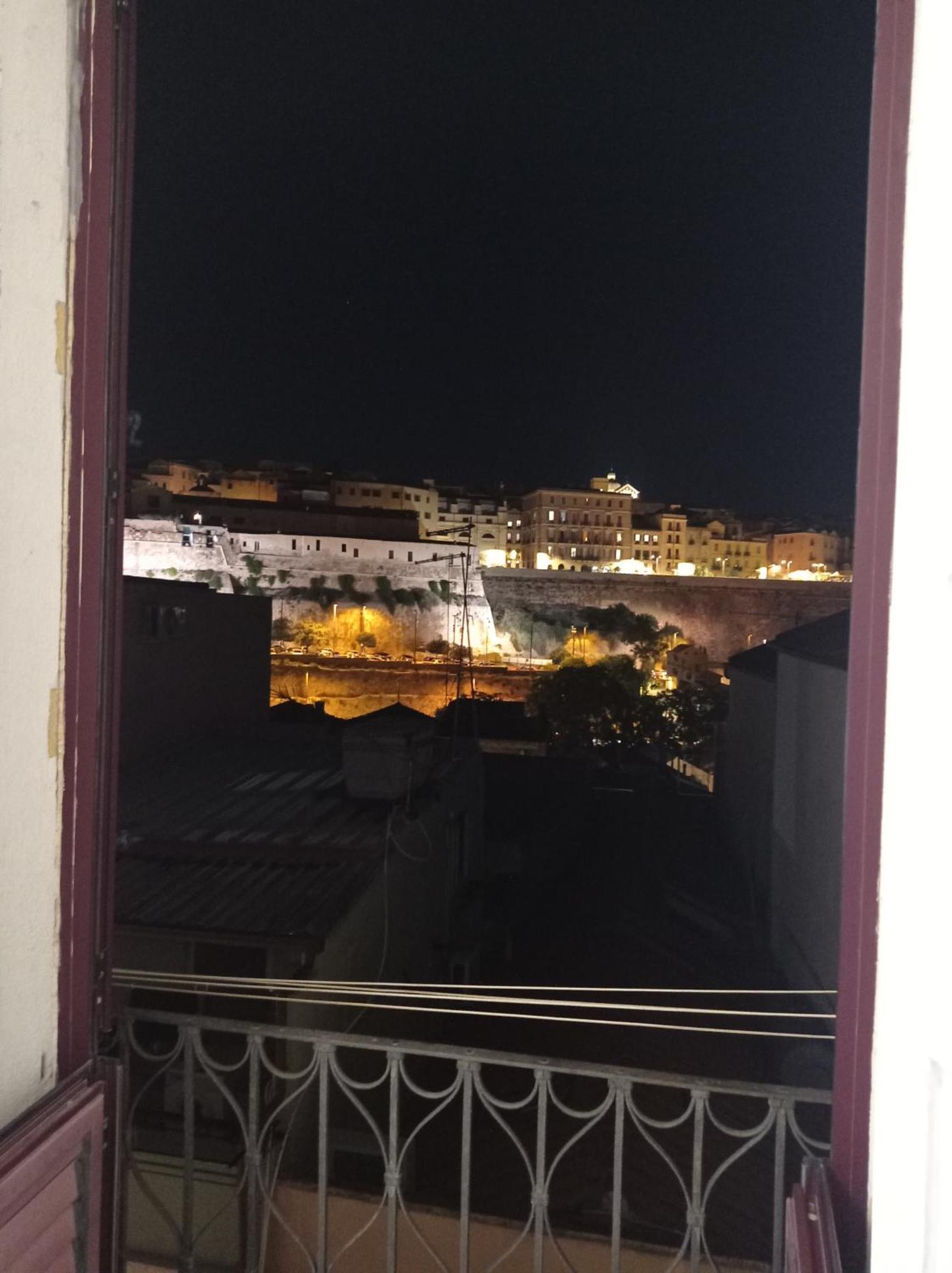 Central Moon Cagliari Vista Mare Стая снимка